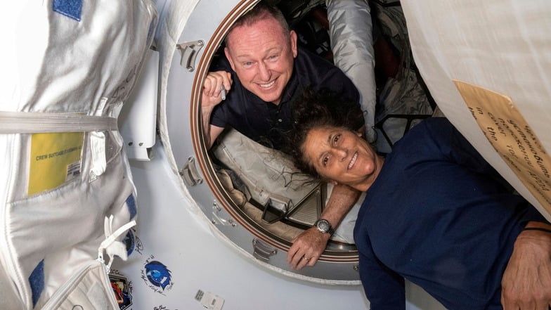 Die Astronauten Barry "Butch" Wilmore (l) und Suni Williams müssen aufgrund von Problemen mit dem "Starliner" bis kommenden Februar im Allbleiben, bis sie mit einem anderen Raumschiff zur Erde zurückkommen.