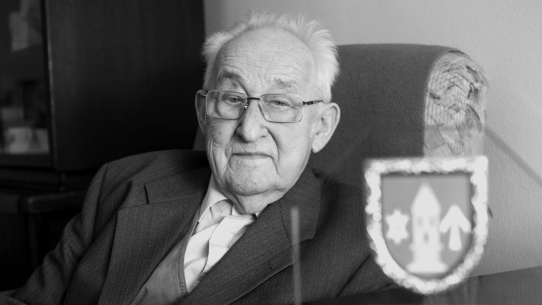 Helmut Kühne mit seinem Ehrenbürger-Pokal der Stadt Strehla im Jahr 2018. Der ehemalige Bürgermeister ist Ende Juli verstorben.