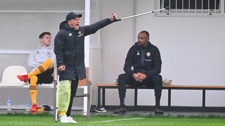 Trainer Markus Anfang, der das frisch operierte rechte Knie vorm Regen mit einem gelben Müllsack schützt, dirigierte lautstark am Spielfeldrand.