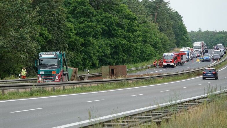 Auf der A13 gab es zwischen Thiendorf und Radeburg in Richtung Dresden einen Unfall. Ein Lkw verkippte seine Ladung. Nun steht der Verkehr still.