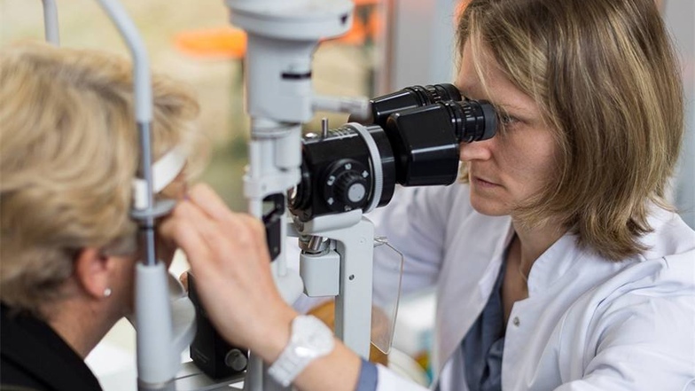 Viele nutzten die Möglichkeit der Augendruckmessung. Hier ist Augenärztin Dr. Jana Elle gerade dabei.