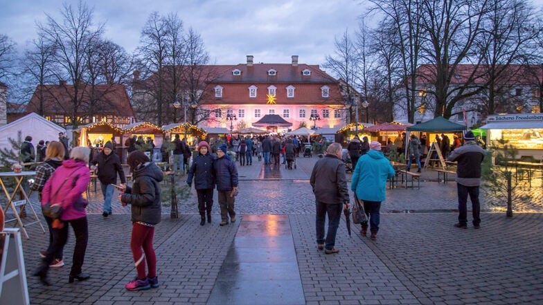 Zwei Jahre fehlte dem Zinzendorfplatz diese weihnachtliche Stimmung. Anfang Dezember soll sie zurückkehren mit dem Nieskyer Weihnachtsmarkt.