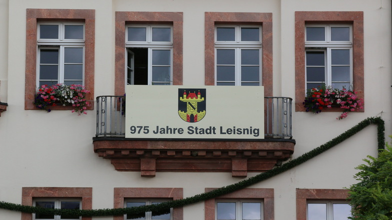 Grüne Girlanden und ein Banner mit der Aufschrift 975 Jahre Leisnig sowie dem Stadtwappen schmücken seit ein paar Tagen das Rathaus in Leisnig. Damit zieht auch die Kommune in Sachen Festschmuck nach. Eine Jubiläumsfeier gibt es nicht.