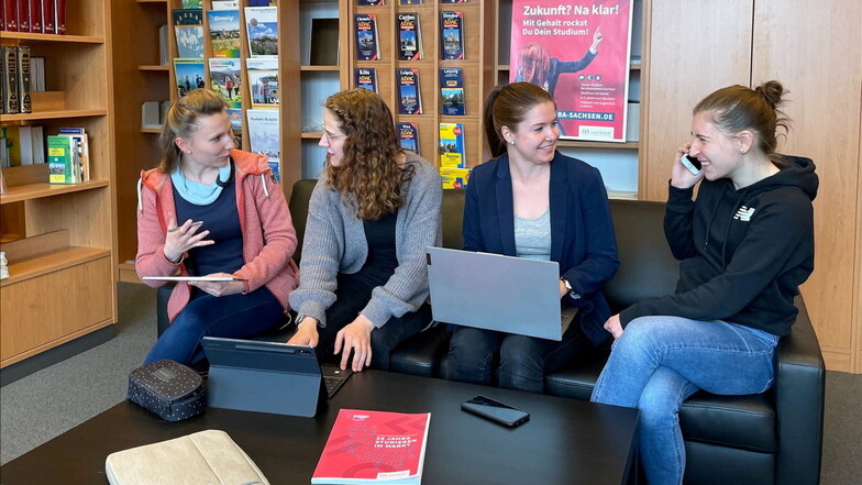 Die Bautzener BA-Studentinnen Ann-Theres Horn, Jasmin Peikert, Linda Türke und Aline Symank werden für den Landkreis Bautzen ein „Ukraine-Netz“ zusammenstellen.