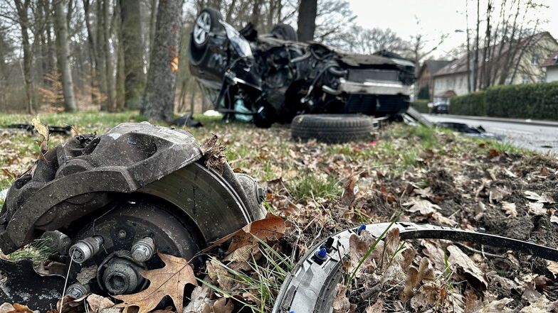 Nach dem Unfall am Dienstagmorgen ist der gestohlene Audi nur noch Schrott. Der Fahrer kam schwer verletzt ins Krankenhaus.