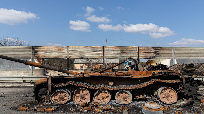 Ein völlig zerstörter russischer T-72-Kampfpanzer steht in der Oblast Kiew.