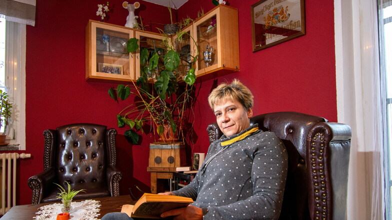 Bettina Fischer, Inhaberin der Bauernstube Ostrau, hat in der Gaststätte eine Relax-Ecke eingerichtet, in der die Gäste in gemütlicher Atmosphäre ein Buch lesen oder ein Glas Wein trinken können.