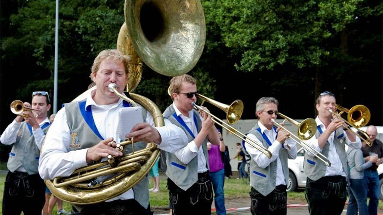 Die Spütterkearls aus Oldenzaal/Holland begleiteten den Bieranstich mit fröhlicher Blasmusik.