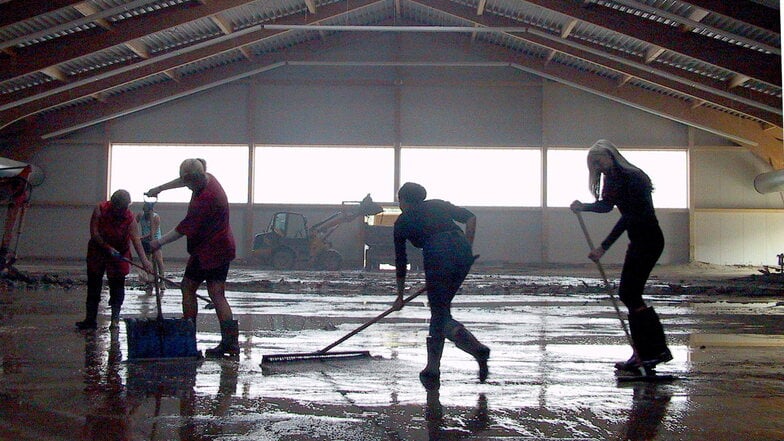 Das Aufräumen nach dem Hochwasser vor 20 Jahren. Noch vor der Eröffnung war die große Tennishalle des WelWel zerstört. Die Mulde hatte eine Menge Schlamm und einen Schaden von 3,5 Millionen Euro hinterlassen.