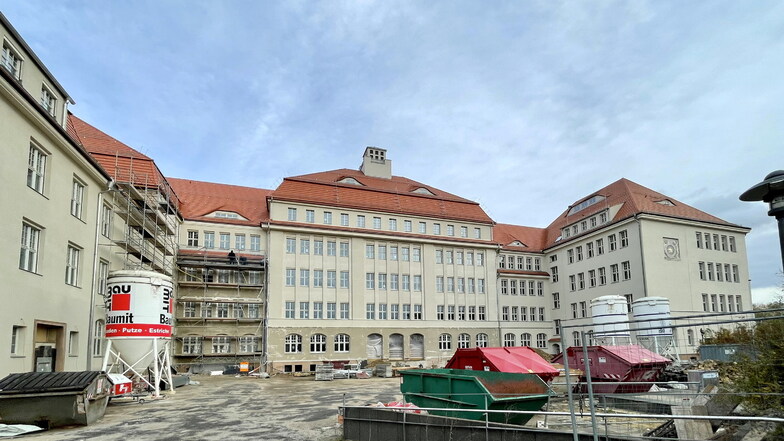Die Arbeiten am Gymnasium in Dresden-Cotta dauern länger als geplant, der Umzug der Schüler verschiebt sich.