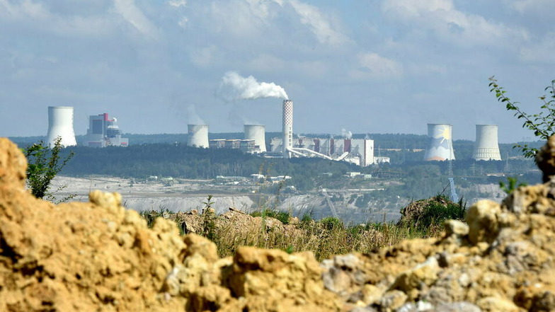 Blick auf Kraftwerk und Grube Turow.