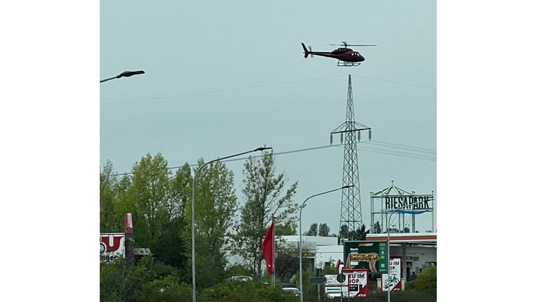 Hubschrauber im Tiefflug über Riesa