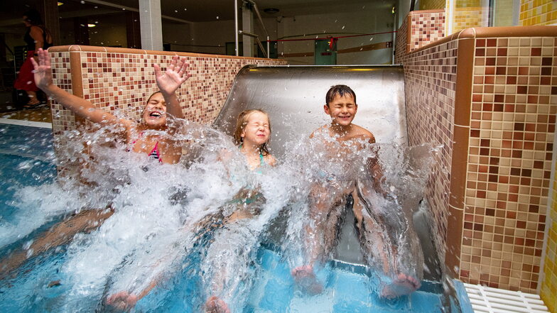 Badespaß gibt es im Döbelner Stadtbad zu erweiterten Öffnungszeiten. Diese sind zu finden unter www.stadtbad-doebeln.de. Die Sauna kann zu den gewohnten Zeiten besucht werden.