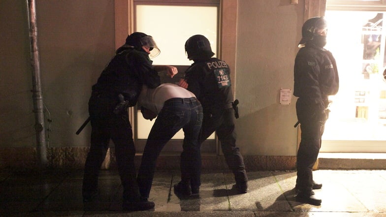 Am Rande einer nicht genehmigten Versammlung im Dezember 2021 in Pirna gingen Polizisten auch gegen einen Kollegen vor.