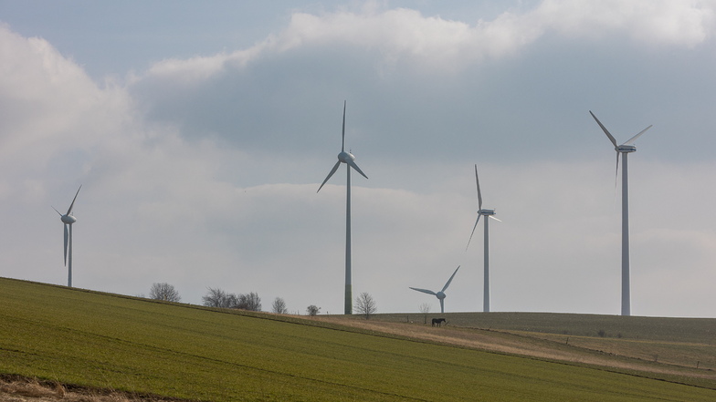 Oberhalb von Hausdorf drehen sich derzeit fünf vergleichsweise kleine Windräder. Diese sollen durch ein 247 Meter hohes Windrad und zwei 180 Meter hohe Anlagen ersetzt werden.