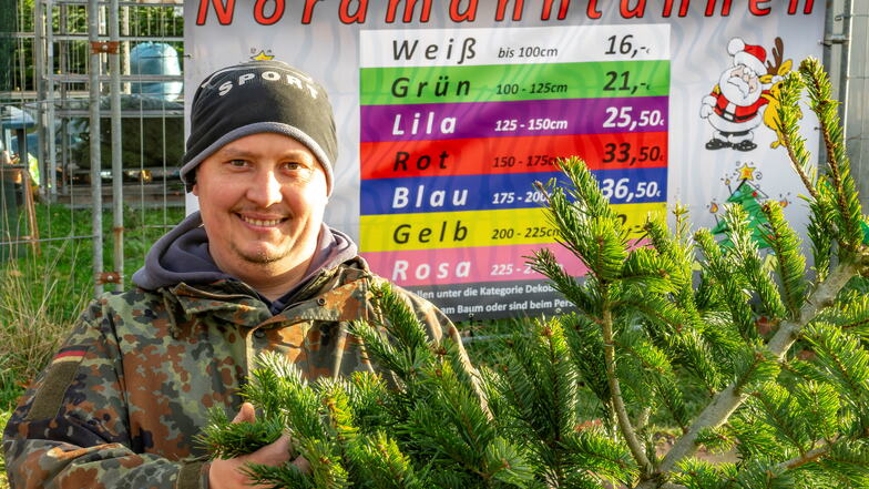 Ady Endre aus Rumänien arbeitet schon seit neun Jahren beim Weihnachtsbaumverkauf von Blubäu an der Burgstraße mit. Hier gibt es nur Nordmanntannen zu kaufen.
