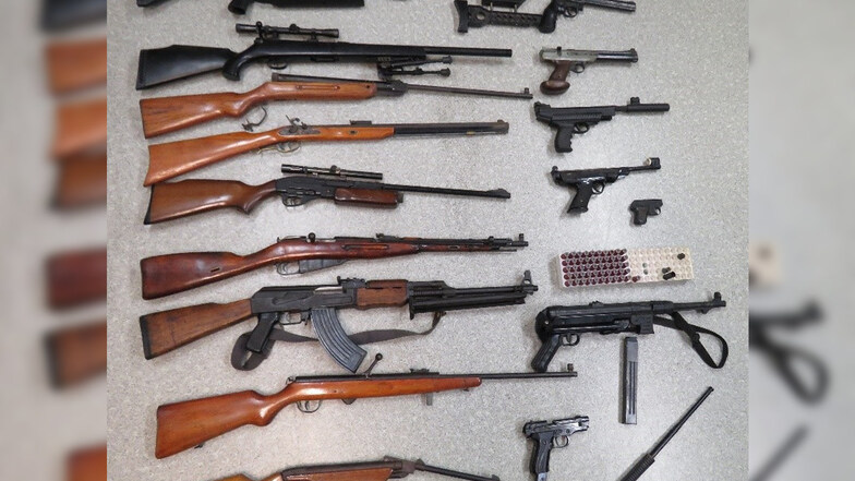 16 Handfeuer- und Langwaffen sowie eine Art Bolzenschussgerät und ein Teleskopschlagstock wurden in der Wohnung in Wartha gefunden.