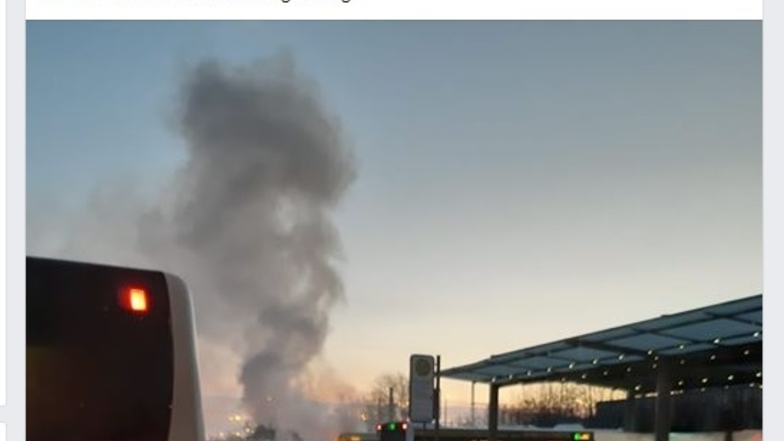 Deutlich zu erkennen: Aus einem am Meißner Busbahnhof abgestellten Bus der VGM steigt Rauch auf.