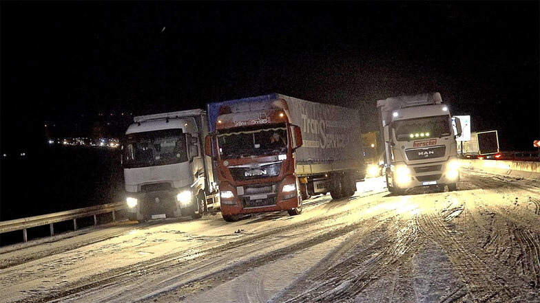 Schnee und Eis sorgten am Donnerstagabend für Verkehrsbehinderungen auf der A4 am Burkauer Berg. Mehrere Laster blieben liegen. Außerdem gab es einen Unfall.