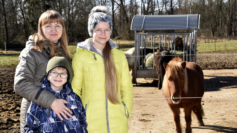 Zoriana Hrynyshyn und ihren Kindern Ivanna und Pavlo ist die Flucht aus der Ukraine geglückt. Jetzt sind sie auf dem Reiterhof Wieberneit in Radeberg untergekommen.