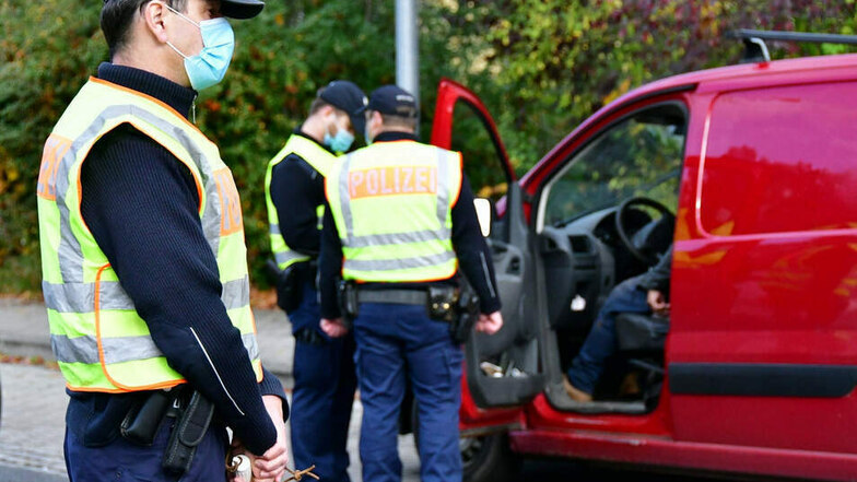 Bundespolizisten haben am Mittwoch am Grenzübergang in Zittau an der Friedensstraße Fahrzeuge kontrolliert.