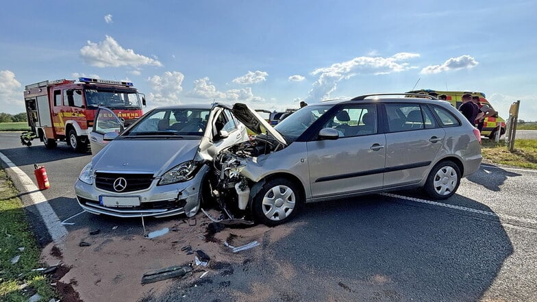 Ein Mercedes und ein Skoda waren am Donnerstag bei Klipphausen zusammengestoßen.
