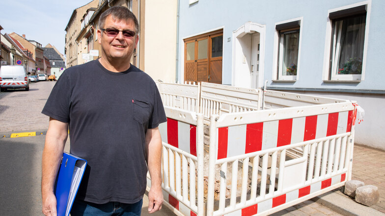 Dirk Mehler muss als Bauamtsleiter der Stadt Roßwein laufende Bauarbeiten wie hier auf der Nossener Straße begleiten und neue vorbereiten. Außerdem kümmert er sich noch um eine „Altlast“: die Schadensbeseitigung in der Stadtsporthalle.