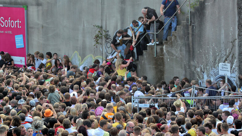 Kurz vor dem Unglück bei der Loveparade am 24.07.2010 stehen Menschen dicht gedrängt an einem Tunnelausgang.