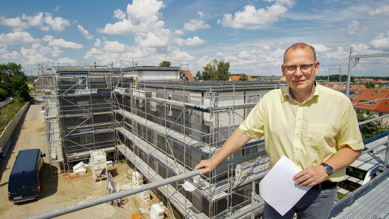Kai Hübner, der Technische Leiter der Bautzener Wohnungsbaugesellschaft zeigt die neuen Häuser in der Flinzstraße, im kommenden Frühjahr sollen die ersten Wohnungen bezogen werden können.