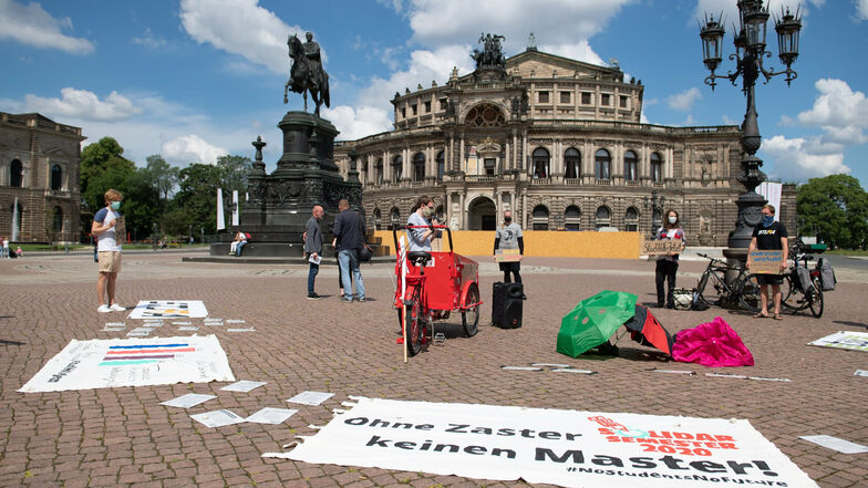 Bereits im Juni machten Studierende auf dem Dresdner Theaterplatz auf die unzureichenden Hilfsmaßnahmen für Studenten in finanzieller Notlage aufgrund der Corona-Krise aufmerksam.