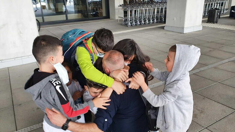 Am Flughafen fielen die Kinder ihrem Großvater Norair „Noro“ Martirosov um den Hals.