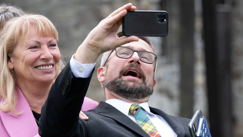Wirtschaftsminister Martin Dulig und Sozialministerin Petra Köpping machen nach der auswärtigen Kabinettssitzung in der Krabat-Mühle ein Selfie.