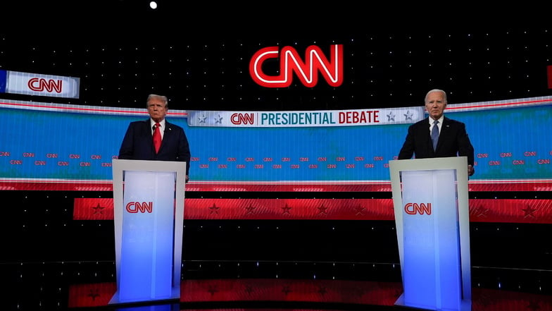 US-Präsident Joe Biden (r) und der ehemalige US-Präsident Donald Trump lieferten sich sich ein TV-Duell.