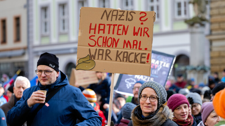 Kreativer Protest gegen die AfD: Die besten Plakate von der Demo in Bautzen