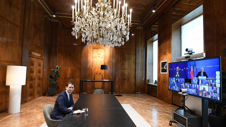Sebastian Kurz (ÖVP), Bundeskanzler von Österreich, nimmt am Videogipfel der EU-Staats- und Regierungschefs teil und sitzt im Bundeskanzleramt in Wien.