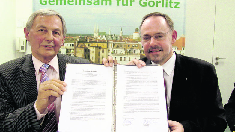 Seit 2009 gemeinsam unterwegs: Rolf Weidle und Dieter Gleisberg (CDU) besiegeln die Zusammenarbeit von Bürger für Görlitz und CDU.