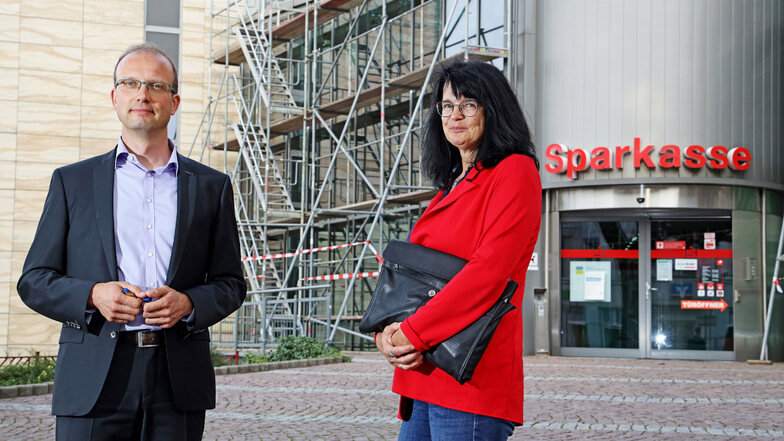 Arbeiten auf der Baustelle: Ralf Krumbiegel und Ines Bredow von der Sparkasse Meißen, deren Hauptsitz in Riesa ein neues Glasdach braucht.