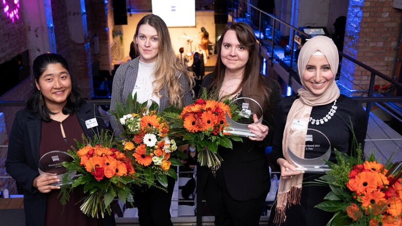 Die Preisträgerinnen Drishti Maharjan (l-r), Corina Hampel, Sarah-Lee Mendenhall und Houda El-Messari stehen bei der Preisverleihung des 11. Zeiss Women Award in Dresden nebeneinander.