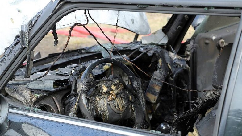 Der Fahrer konnte den Mini noch auf dem Standstreifen abstellen und seine persönlichen Dinge retten, bevor das Auto in Flammen aufging.