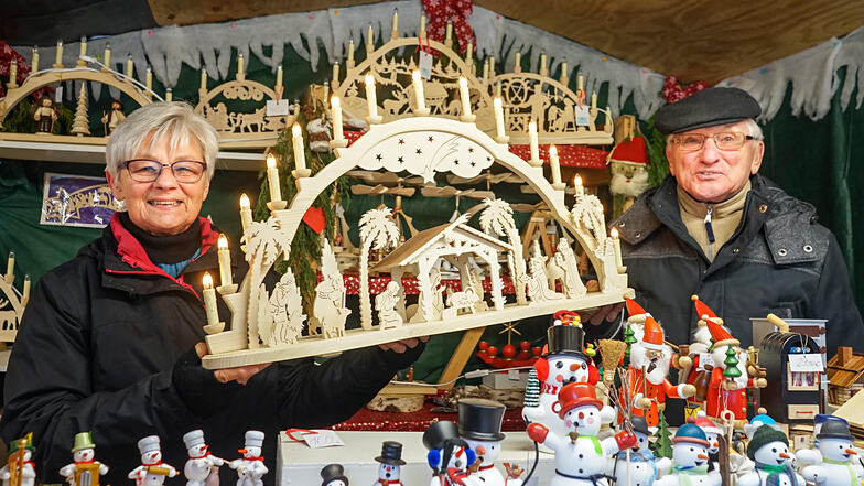 Die Schwibbögen und Räuchermänner, die Christiane und Dieter Eißner auf dem Bautzener Weihnachtsmarkt anbieten, sind allesamt selbst gefertigt.