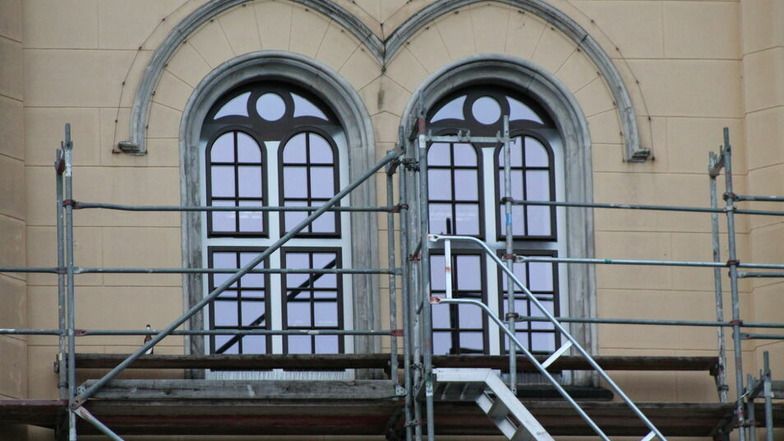 Die neuen Rathausfenster glänzen wie einst die Fenster des "Palastes der Republik" in Berlin.