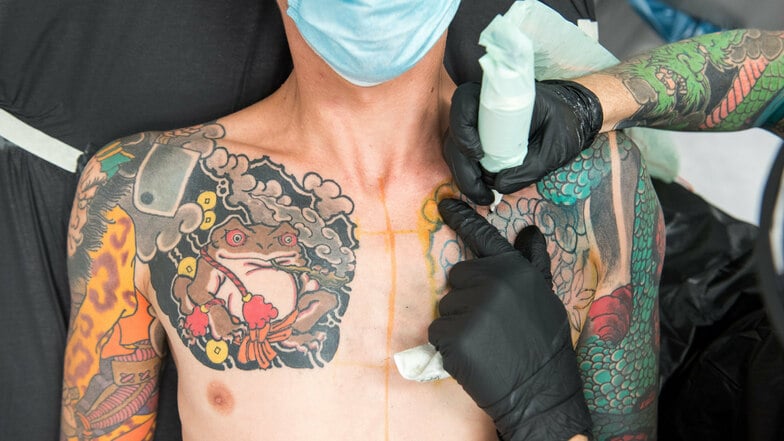 Farbige Tattoo-Motive könnten bei einem Verbot bestimmter Pigmente der Vergangenheit angehören.