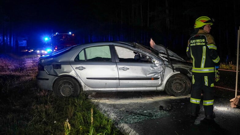 Unfall 4.8.2024 B115 Hähnichen 18-Jährige in Renault leicht verletzt, regennasse Fahrbahn, Auto hat sich überschlagen.