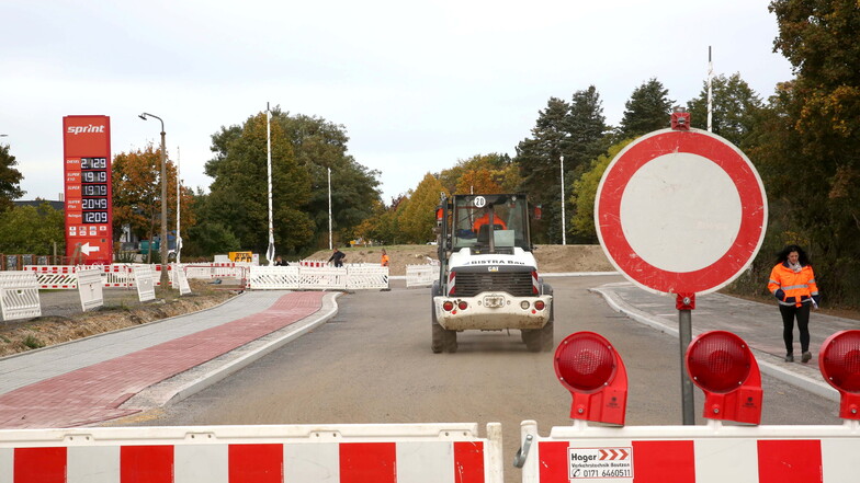 Sechs Monate lang wurde am Kreisverkehr auf der Nordstraße in Kamenz gebaut. Nun steht der Termin für die Verkehrsfreigabe fest.