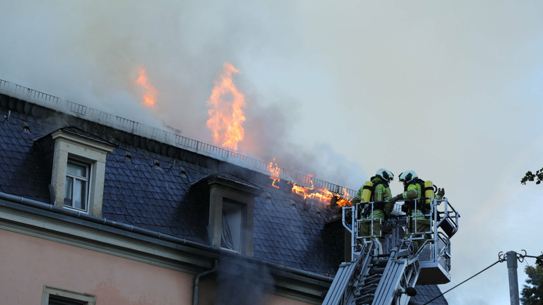 Am 19. September gegen 5.30 Uhr schlugen Flammen aus einer Wohnung an der Buchenstraße in Dresden, eine Person rettete sich mit einem Sprung aus einem Fenster im zweiten Stock und verletzte sich dabei. Laut Polizei wird gegen den 33-Jährigen Deutschen weg