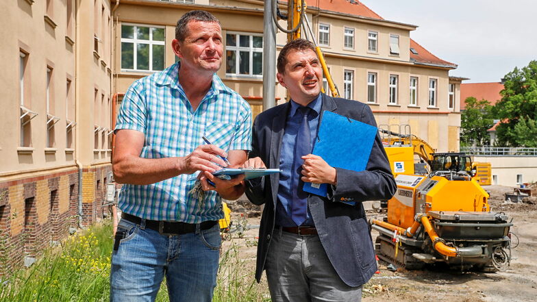 René Kießling, Geschäftsführer der Krankenhausservicegesellschaft Löbau Zittau und Marco Krause (links), Abteilungsleiter Gebäudetechnik, besichtigen die Baustelle am Zittauer Krankenhaus.
