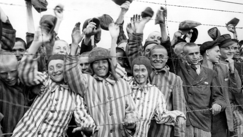 Nach der Befreiung des Konzentrationslagers Dachau durch amerikanische Truppen jubeln die Insassen ihren Befreiern zu. US-amerikanische Soldaten befreiten am 29.04.1945 mehr als 30.000 Menschen aus dem Lager.