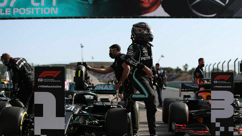 Der neue Rekordhalter Lewis Hamilton mit seinem Team.