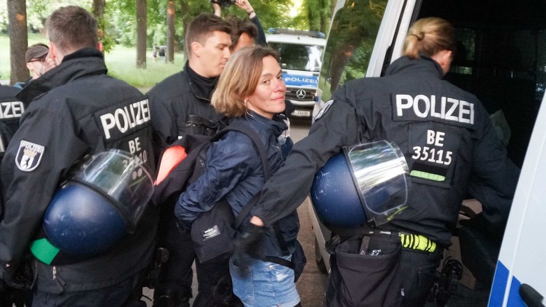 Polizei hält Landtagsabgeordnete Jualiane Nagel auf Demo in Leipzig fest