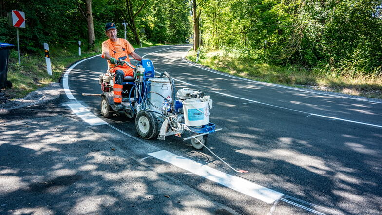 Trotz Sperrung wegen Markierungsarbeiten sind am Dienstag schon viele Kraftfahrer über den sanierten Abschnitt der S 34 zwischen Niederstriegis und Ullrichsberg gefahren.